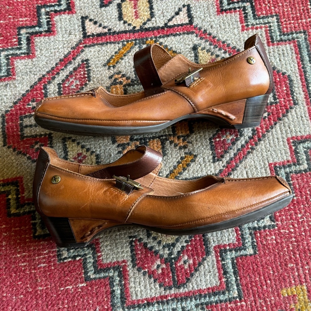 Pikolinos 11 Women two tone Leather Mary Jane Kitten heels ($199 retail) - Picture 3 of 13